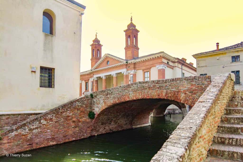 Symbole religieux et historique, la cathédrale de San Cassiano, édifiée au XVIIe siècle, incarne le coeur spirituel de Comacchio. Cathédrale San Cassiano, Comacchio © Thierry Suzan – Tous droits réservés
